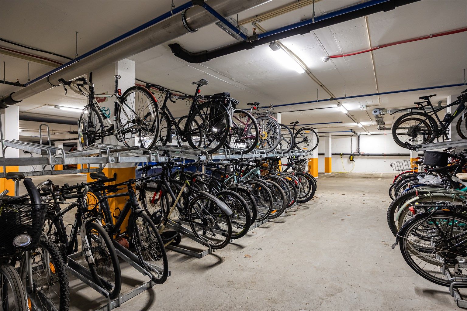 Stor felles sykkelparkering i tilknytning til garasjeanlegg i nabobygg. Tre andre felles sykkelparkeringer i fellesboder med god plass. 