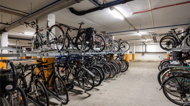 Stor felles sykkelparkering i tilknytning til garasjeanlegg i nabobygg. Tre andre felles sykkelparkeringer i fellesboder med god plass.