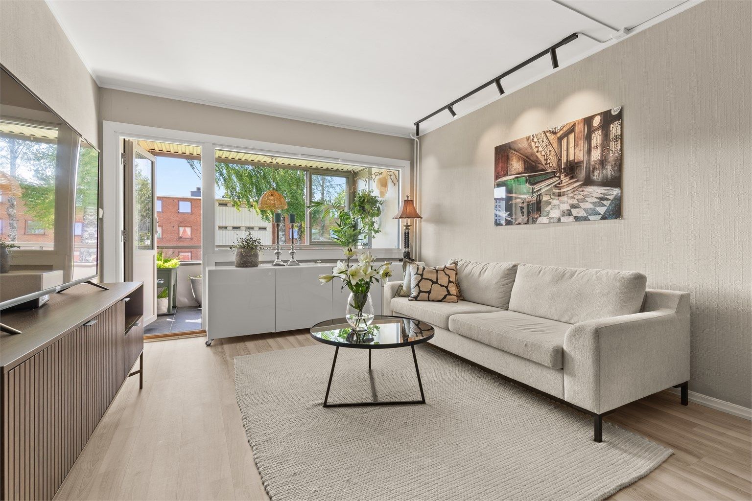 Fra stuen er det utgang til leilighetens flotte balkong på 8 kvm. Balkongen er vestvendt og byr på flott ettermiddags- og kveldssol. 