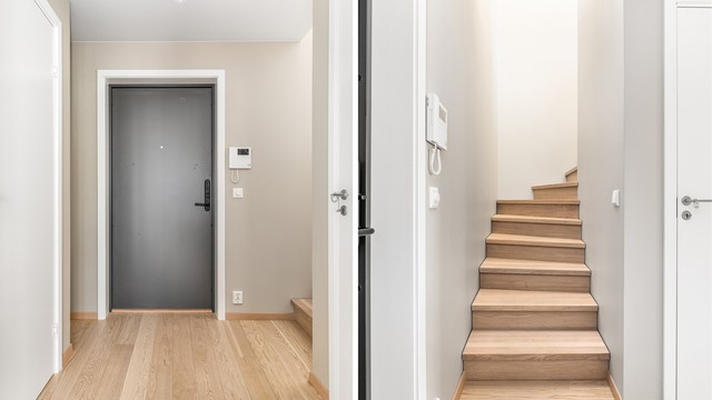 Den lekre interntrappen med trinn av heltre leder mellom entreen og øverste etasje. Under trappen finnes bod med tekniske installasjoner.