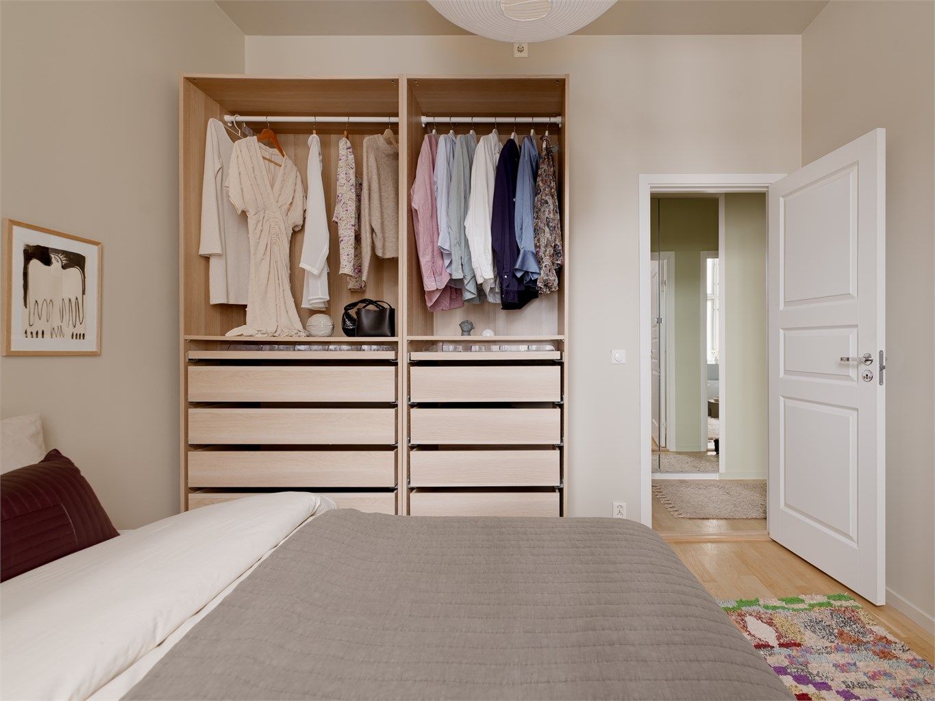 Idealgarderoben er et utrydningstruet luksusdyr – åpen, ryddig og sjokkerende veloppdragen. Her sett i sitt naturlige habitat: soverommet.