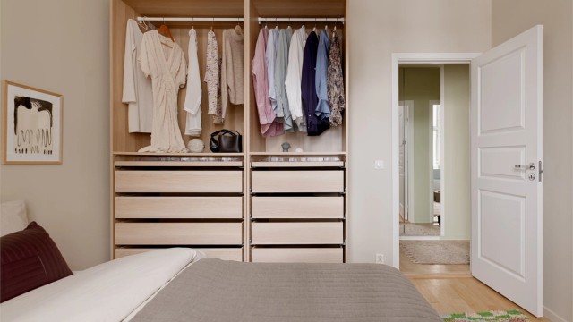 Idealgarderoben er et utrydningstruet luksusdyr – åpen, ryddig og sjokkerende veloppdragen. Her sett i sitt naturlige habitat: soverommet.