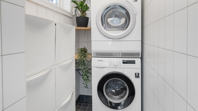 Praktisk vaskerom med opplegg for vaskemaskin og tørketrommel