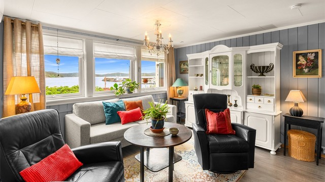 Boligen er gjennomgående lys og luftig med utstrakte vindusflater som sikrer rikelig med naturlig dagslys.