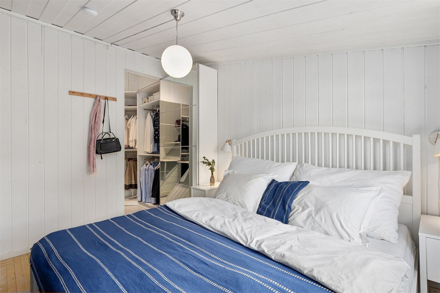 På soverommet er det åpent mot et garderoberom med god plass til klesoppbevaring