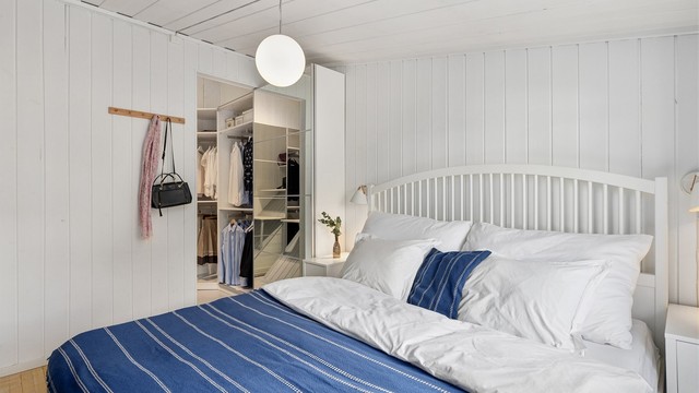 På soverommet er det åpent mot et garderoberom med god plass til klesoppbevaring