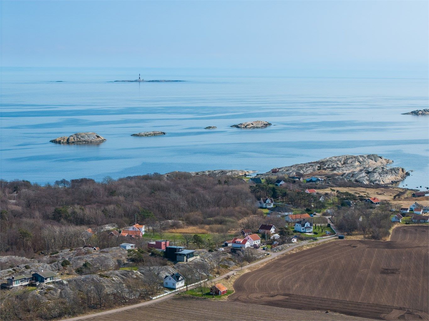 Dette er en eiendom for deg som ønsker noe utenom det vanlige – en særegen bolig med sterk identitet, midt i noe av det vakreste skjærgården har å by på.
