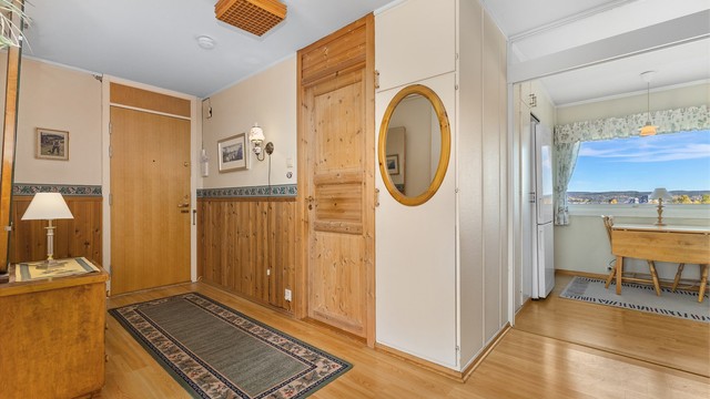Romslig entrè med plass til å sette inn garderobeskap