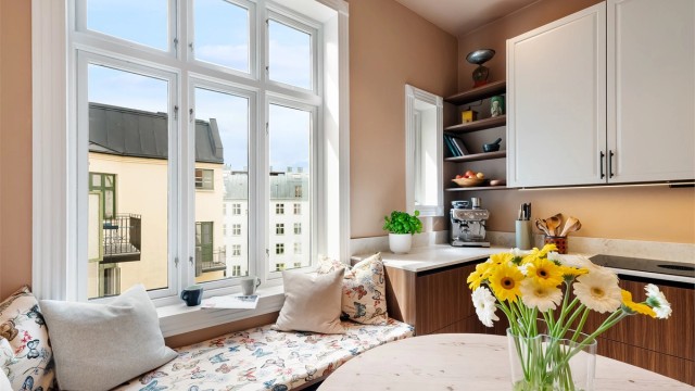 Vinduet mot bakgården slipper inn godt med naturlig lys og den plassbygde sittekroken langs veggen egner seg til hyggelige måltider og koselige stunder med en tekopp i vindukarmen.
