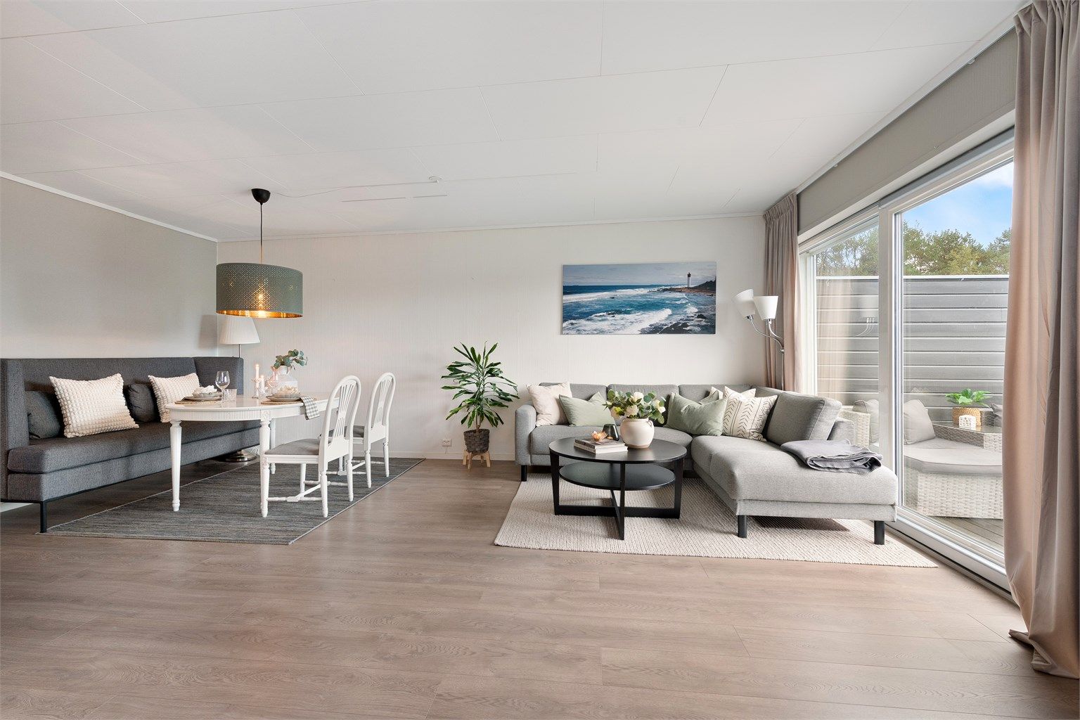 Romslig stue med god plass til både sofagruppe og spisestue 