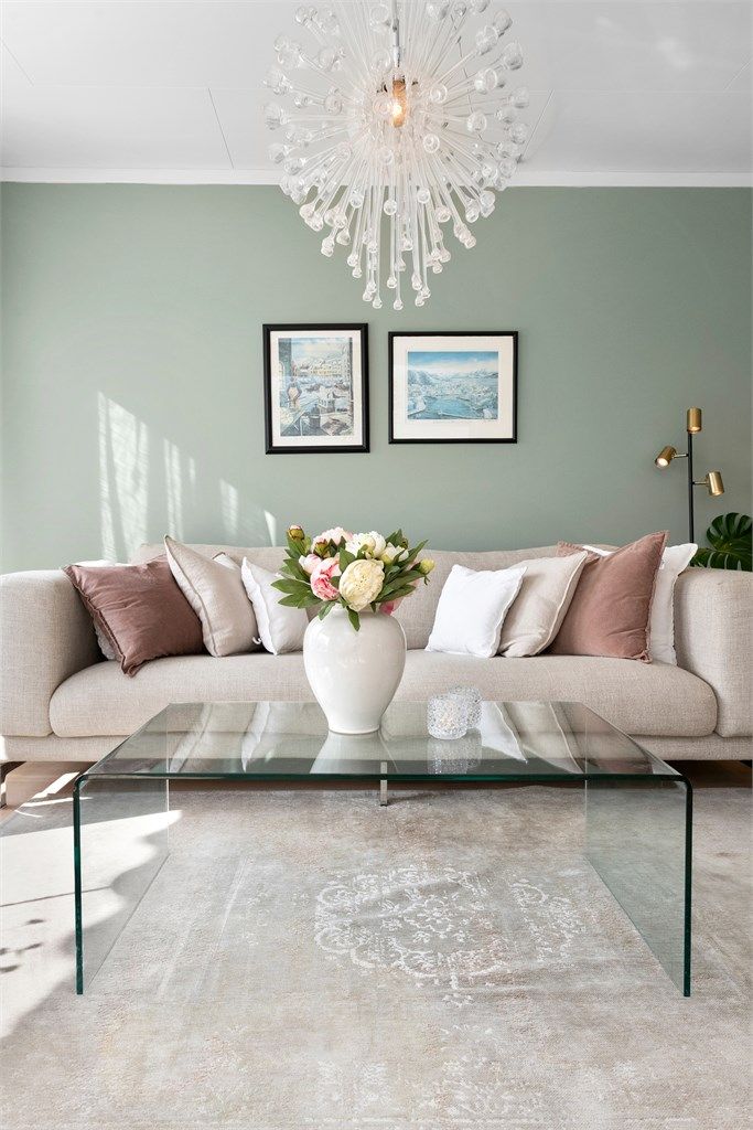 Gjennomtenkte fargevalg og store vindusflater gir rommet en behagelig atmosfære