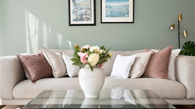 Gjennomtenkte fargevalg og store vindusflater gir rommet en behagelig atmosfære