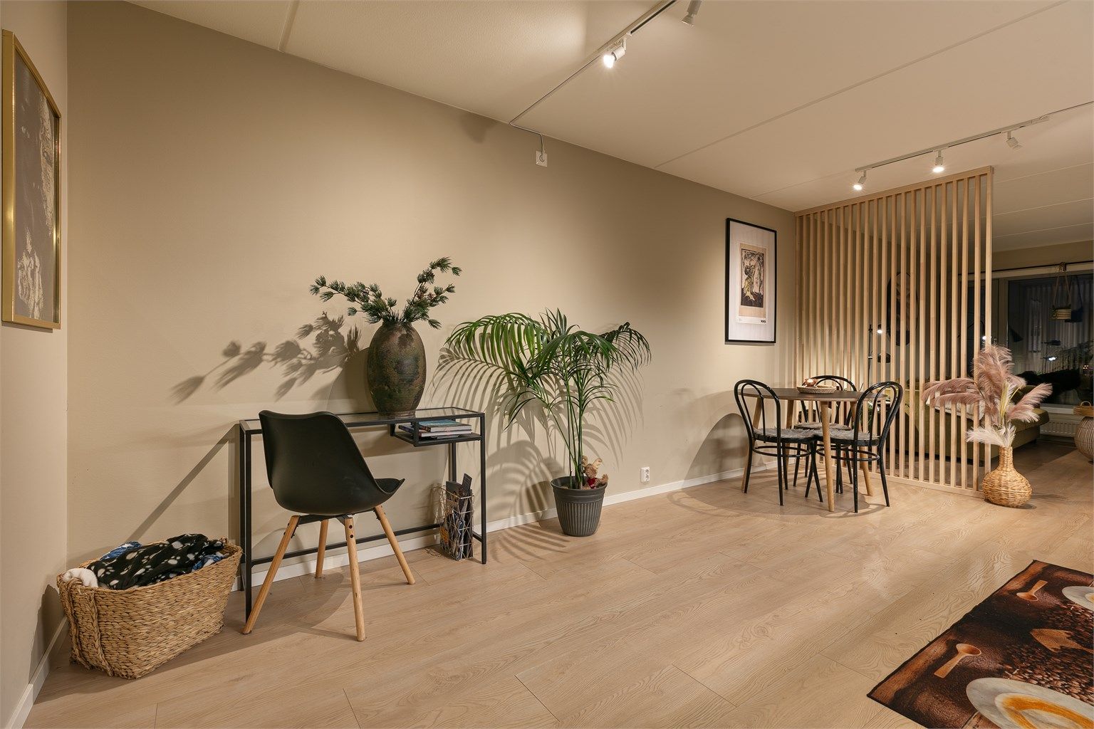 Stuen er delt inn i 2 soner med naturlig plass til sofa/tv-stue og spiseplass