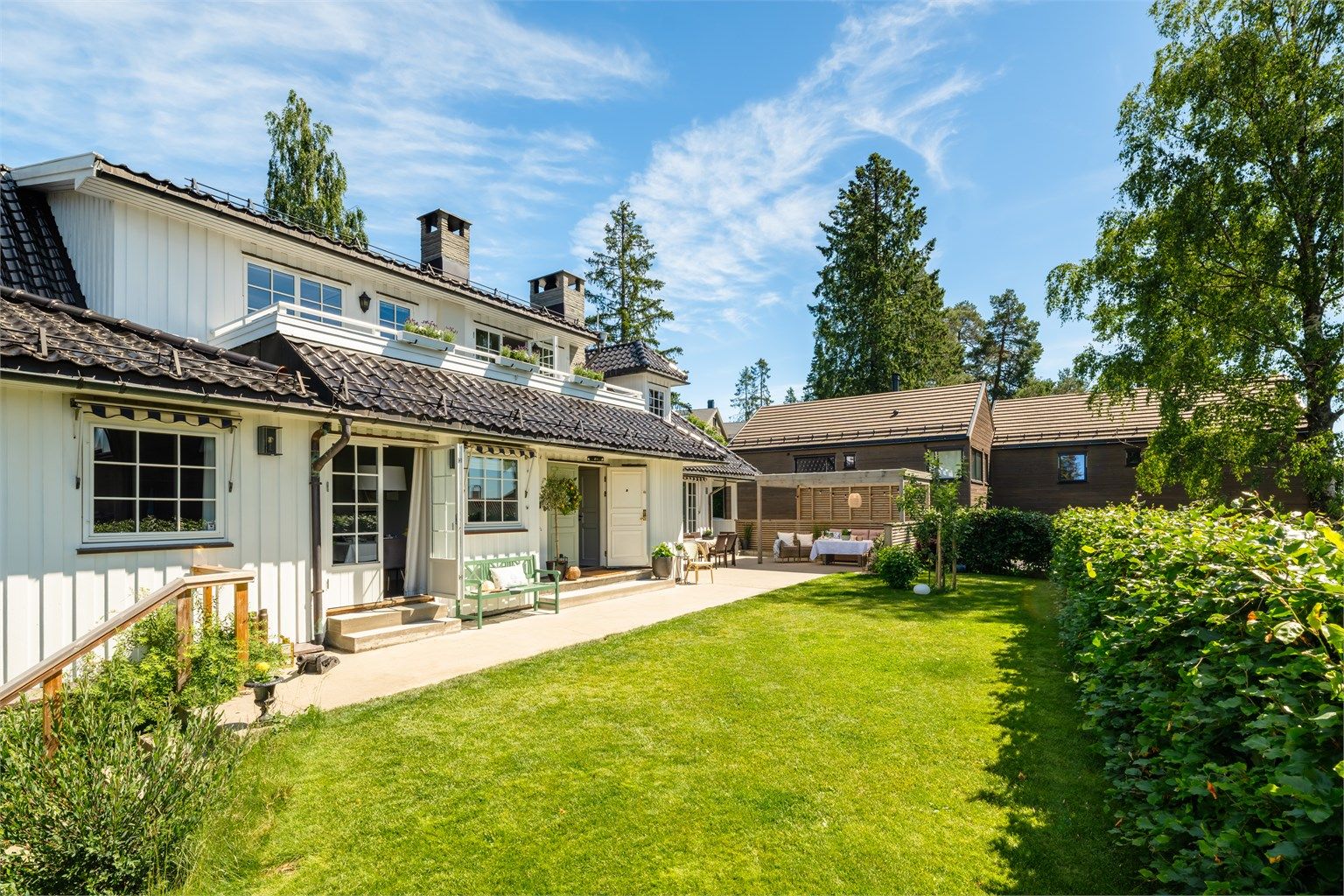 Eneboligen er omringet av en nydelig hage som er pent opparbeidet og vedlikeholdt. 