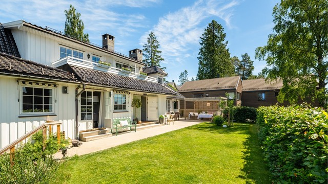 Eneboligen er omringet av en nydelig hage som er pent opparbeidet og vedlikeholdt.
