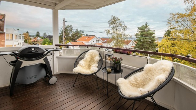 Velkommen til Radarveien 52 og denne svært pene 3-roms hjørneleiligheten med unik beliggenhet mot villabebyggelsen i Radarveien. Presentert av Christoffer S. Akerjordet og Krogsveen Nordstrand