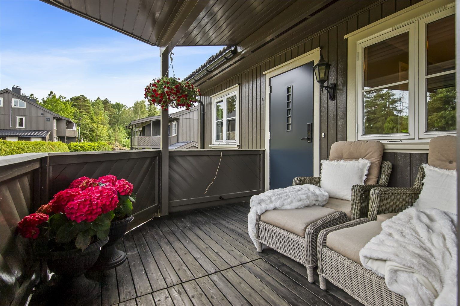 Inngangsparti med hyggelig uteplass