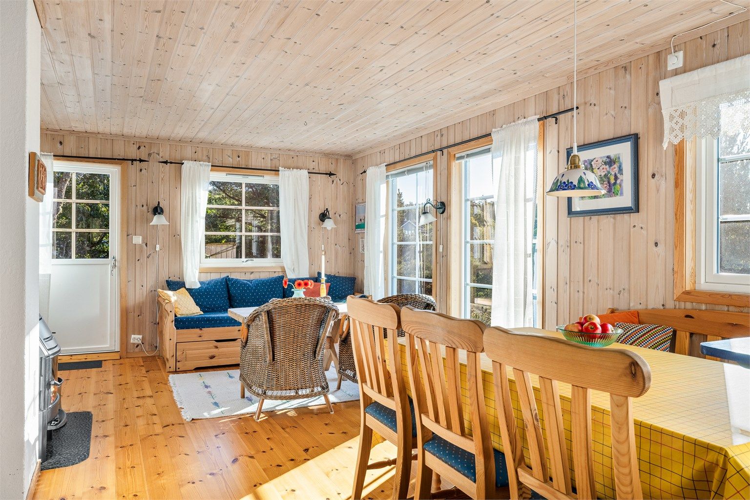 Hytta har gjennomgående panel på vegger og i himlinger og tregulv.