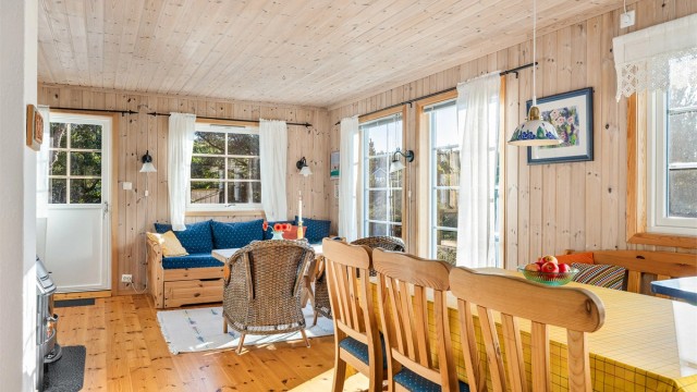 Hytta har gjennomgående panel på vegger og i himlinger og tregulv.