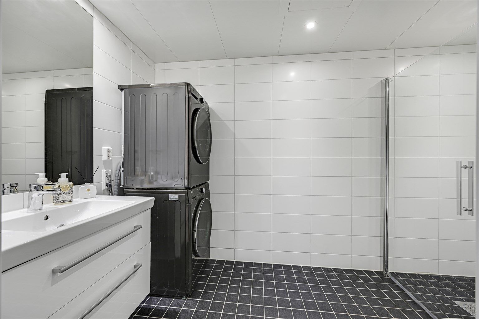 Lekkert, flislagt bad med varmekabler i gulv. 