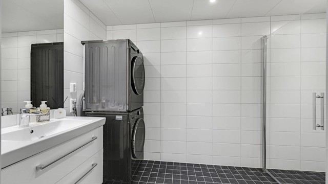 Lekkert, flislagt bad med varmekabler i gulv.