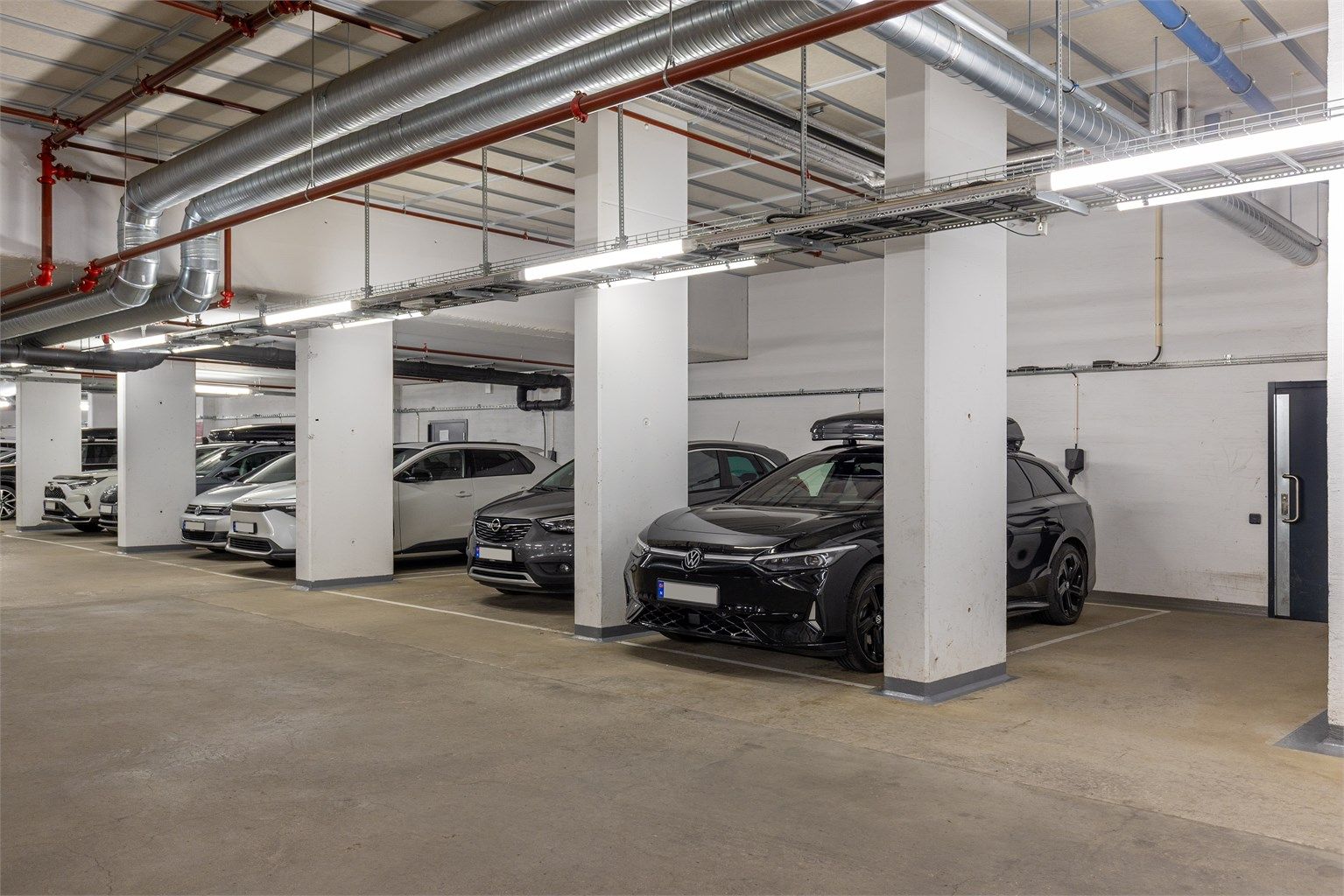 Egen parkeringsplass i garasjekjeller med installert elbillader.