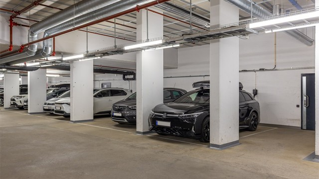 Egen parkeringsplass i garasjekjeller med installert elbillader.