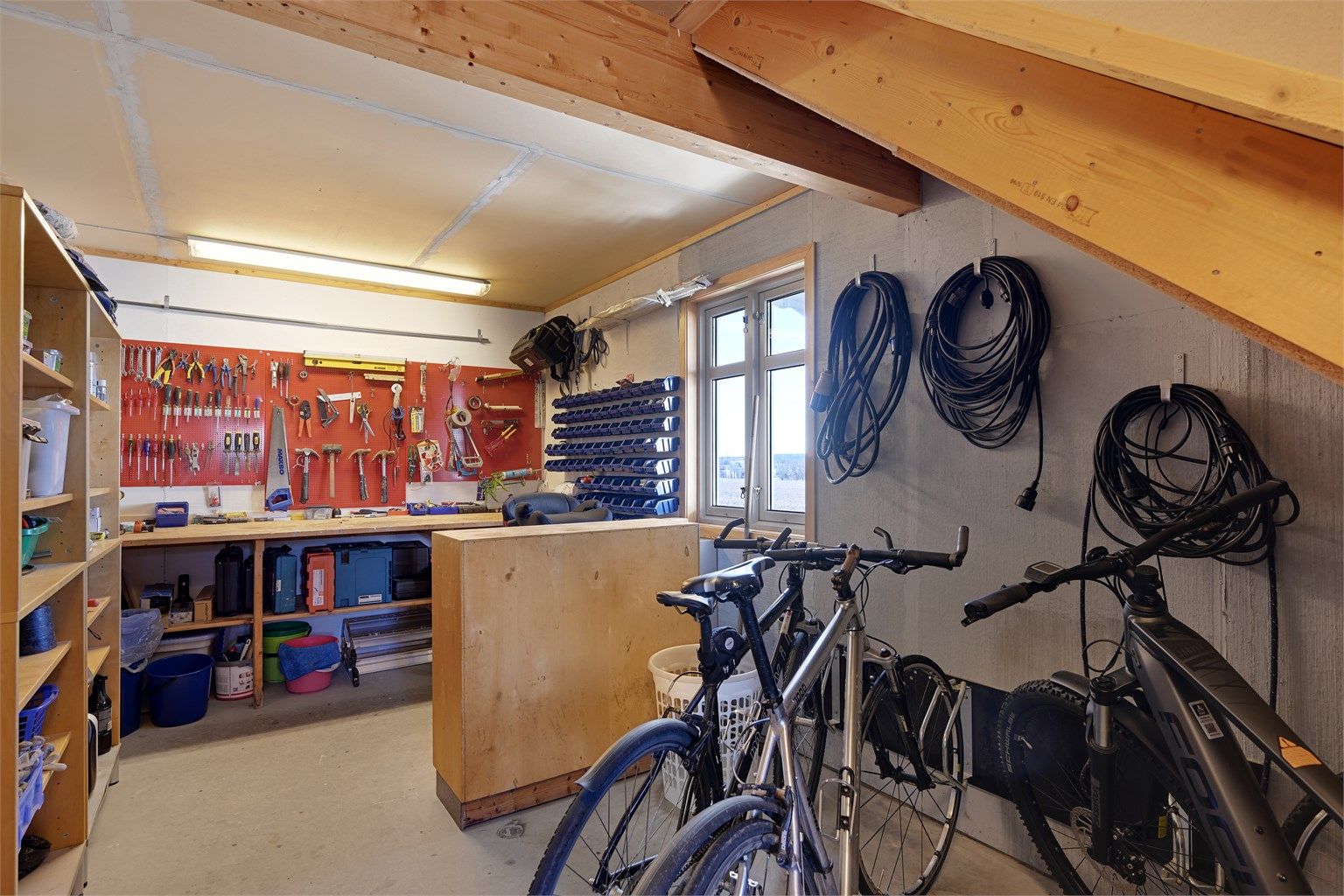 Den ene garasjen har et praktisk verksted med god lagringsplass.
