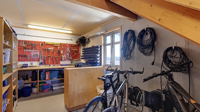 Den ene garasjen har et praktisk verksted med god lagringsplass.