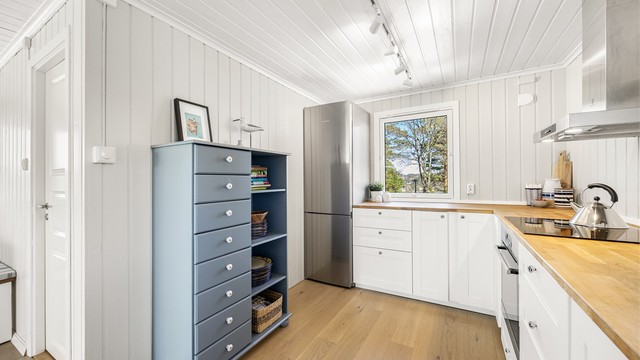 Kjøl/frys og oppvaskmaskin fra 2019/2020 medfølger handelen.