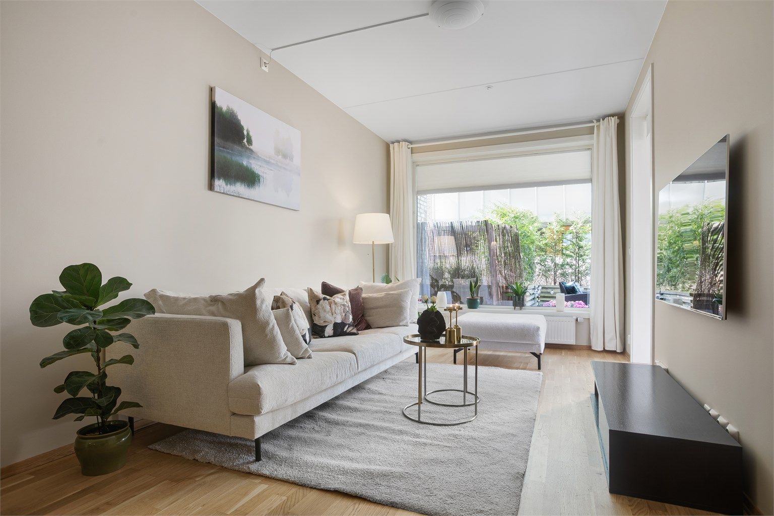 Lys og nymalt stue med god plass til både sittegruppe og tv-løsning. 