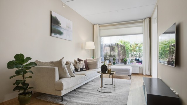 Lys og nymalt stue med god plass til både sittegruppe og tv-løsning.