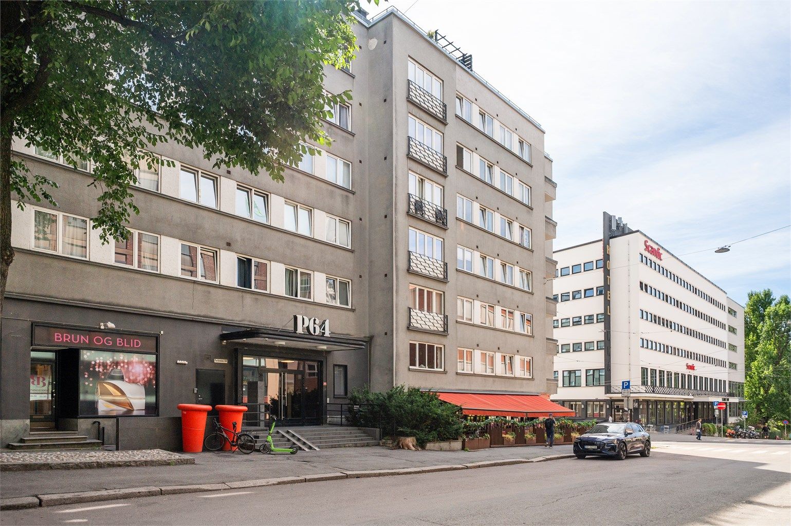 Eiendommen er en klassisk bygård fra 1935, sentralt beliggende i en blindgate ved Solli plass.