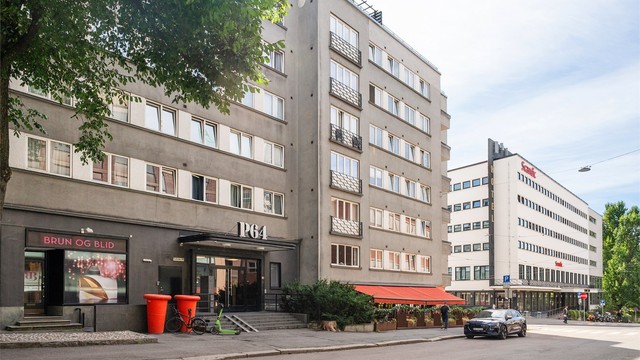 Eiendommen er en klassisk bygård fra 1935, sentralt beliggende i en blindgate ved Solli plass.
