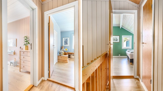 Fire soverom gir familien mulighet til å sove samlet på én flate i loftsetasjen.
