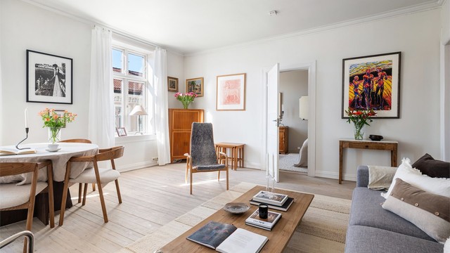 Stuen har god plass til både sofagruppe og spisebord.