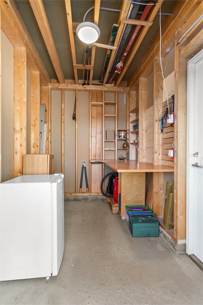 Bod med plass til oppvaring. Adkomst til bod via terrasseplatting i hagen og via garasjen