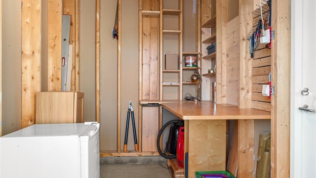 Bod med plass til oppvaring. Adkomst til bod via terrasseplatting i hagen og via garasjen