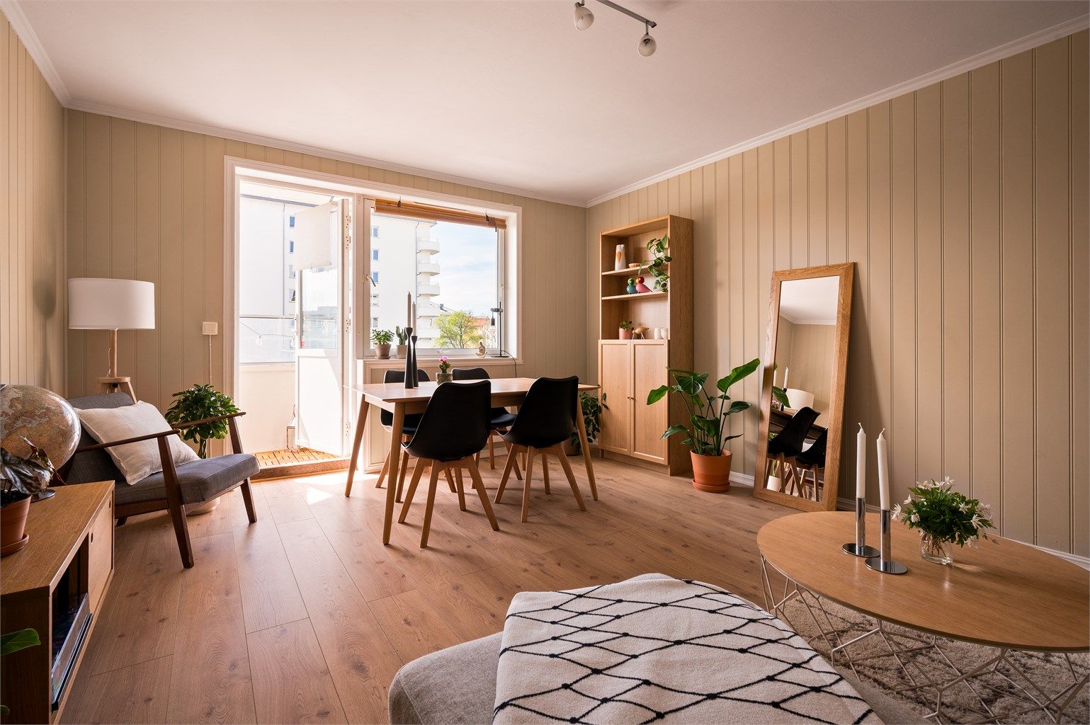 Innvendig har du en romslig stue med god plass til spisebord og sofa. Nye gulv fra 2022