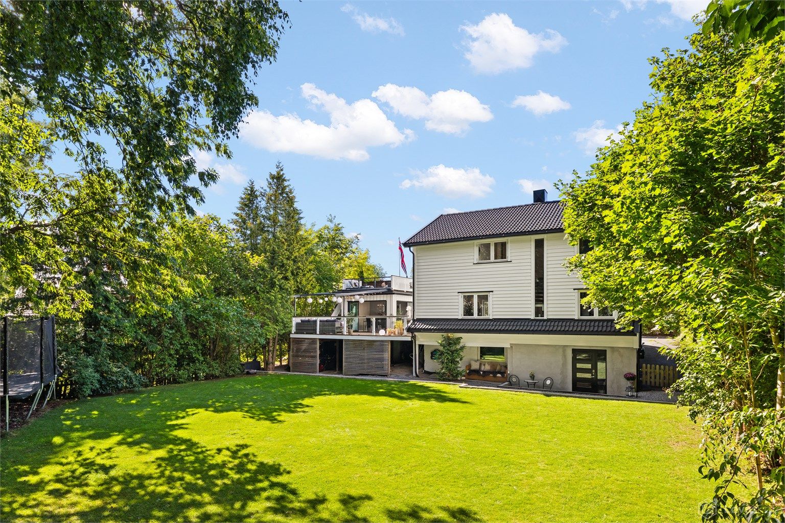 Stor, solrik og flat hage, ideell for lek og aktiviteter