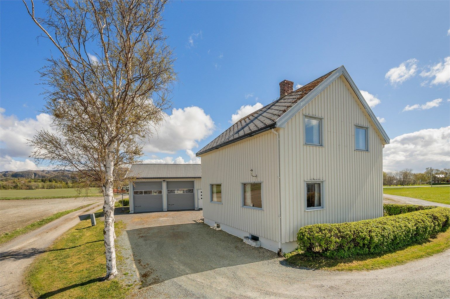 Fra boligen er det kort kjøreavstand til Brekstad sentrum, hvor du finner dagligvarebutikker, kjøpesenter, restauranter, kaféer, treningssenter, kino og øvrige servicetilbud. Libra Kjøpesenter, Fosens største kjøpesenter, tilbyr et bredt utvalg butikker. 