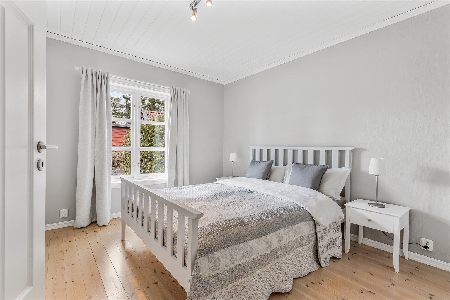 I 1.etasje er det ett soverom med plass til dobbeltseng og garderobeskap. Soverommet har egen tilgang til badet.