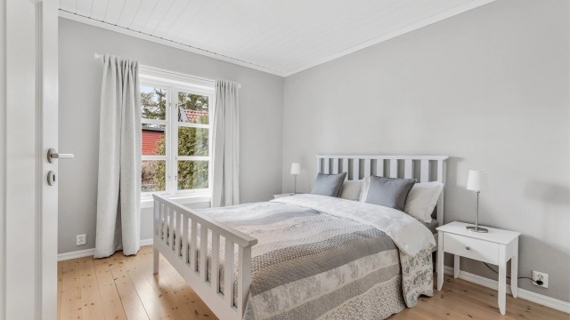 I 1.etasje er det ett soverom med plass til dobbeltseng og garderobeskap. Soverommet har egen tilgang til badet.