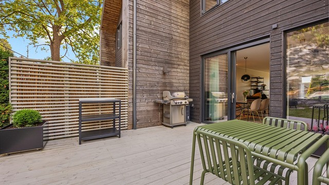 Terrasse utenfor kjøkkenet med god plass til sittegruppe og grill.