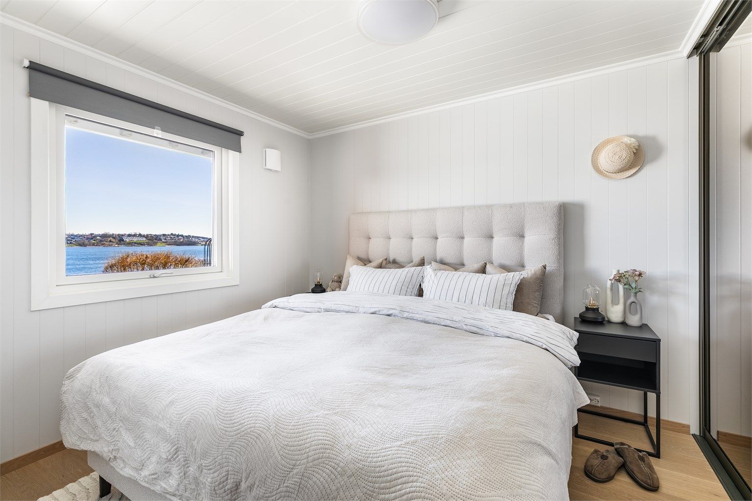 Skyvedørsgarderobe ble i 2017 installert i begge etasjens soverom.