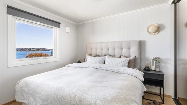 Skyvedørsgarderobe ble i 2017 installert i begge etasjens soverom.