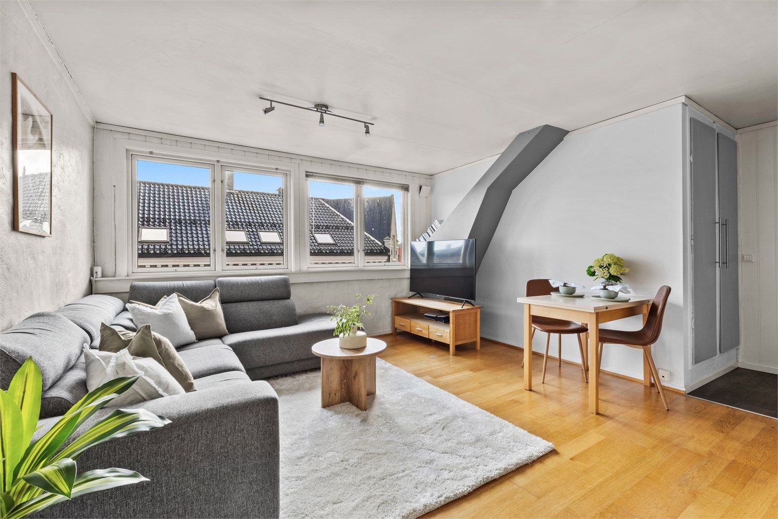 Velkommen til Kronprinsens gate 18 - En lys og hyggelig 3-roms selveier toppleilighet med sentral beliggenhet i Kvadraturen