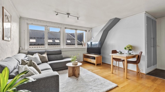 Velkommen til Kronprinsens gate 18 - En lys og hyggelig 3-roms selveier toppleilighet med sentral beliggenhet i Kvadraturen