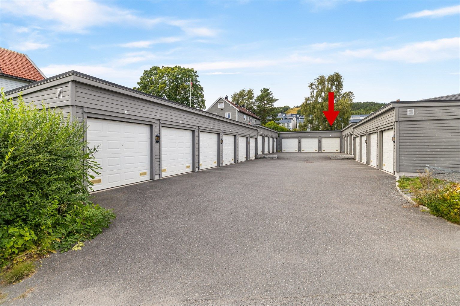 Garasje nr. 13 i garasjerekke medfølger leiligheten