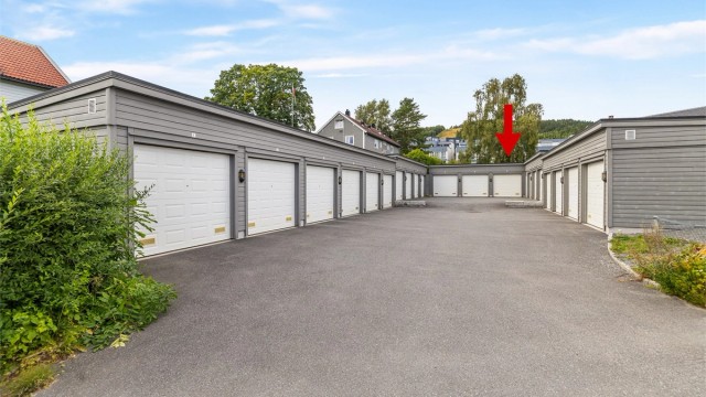 Garasje nr. 13 i garasjerekke medfølger leiligheten